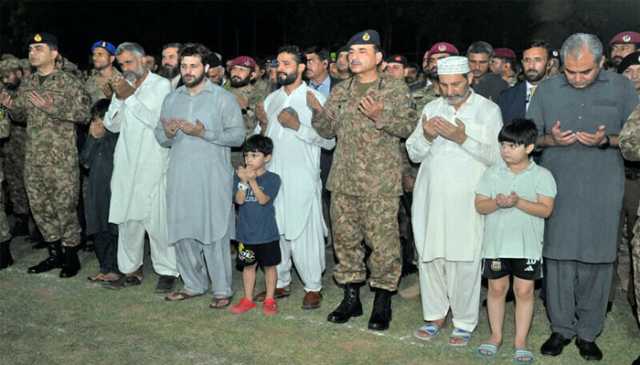 فتنۃ الخوارج کے خلاف کارروائی کے دوران شہید میجر سید معیز عباس شاہ کی نماز جنازہ ادا، آرمی چیف کی شرکت