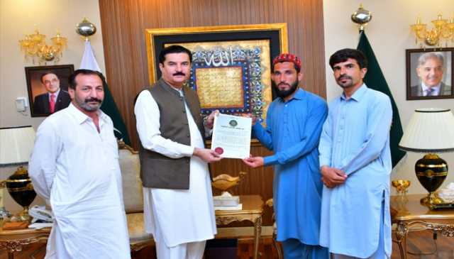 گورنر کے پی کا سیاحوں کی جان بچانیوالے نوجوانوں کو عمرے پر بھجوانے، سول ایوارڈ کیلئے سفارش کا اعلان