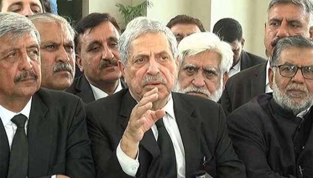 ’سپریم کورٹ کو ڈی چوک بنا دیا ‘، ججز اور وکیل حامد خان میں سخت جملوں کا تبادلہ