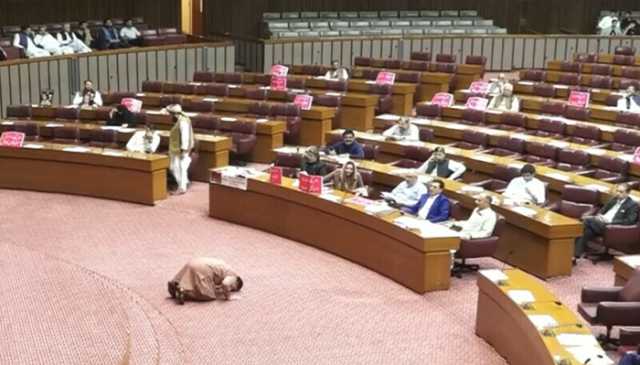 جمشید دستی نے بھری اسمبلی میں پی ٹی آئی رہنماوں کے سامنے زمین پر ناک رگڑ دی