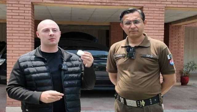 برطانوی یوٹیوبر اپنے کھوئے ہوئے ایئرپوڈز واپس لینے پاکستان پہنچ گیا، پولیس کا بھرپور تعاون