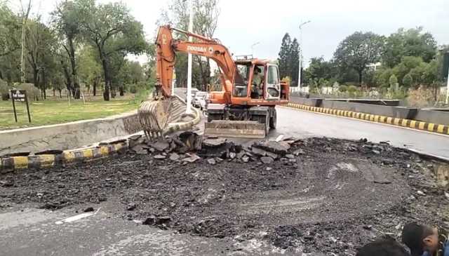 جلد بازی کی تعمیرات کی قلعی کھل گئی، سرینا چوک کے قریب سڑک بیٹھ گئی،تصاویر اور ویڈیوز سب نیوز پر