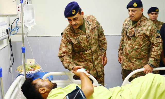 فیلڈ مارشل کا کور ہیڈ کوارٹرز پشاور کا دورہ، شہدا کی نمازجنازہ میں شرکت اور زخمیوں کی عیادت