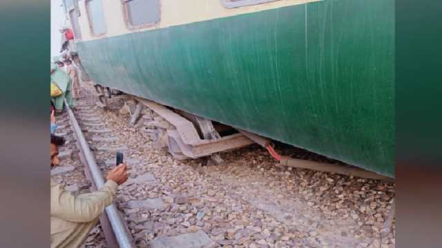 احمد پور شرقیہ: پاکستان ایکسپریس ٹرین کی 2 بوگیاں ٹریک سے اتر گئیں