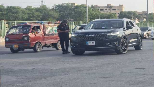 ایکسائز اینڈ ٹیکسیشن ڈیپارٹمنٹ کی کالے شیشوں اور غیر نمونہ،فینسی نمبر پلیٹس کیخلاف کارروائی، 182گاڑیوں کے چالان