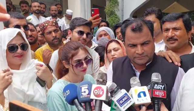 این اے 175ضمنی انتخاب،دانیہ شاہ کے شوہر 2بیویوں کے ہمراہ کاغذات نامزدگی جمع کروانے پہنچ گئے