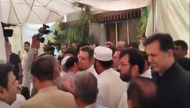 حماد اظہر روپوشی ختم کرکے اپنے والد کی نماز جنازہ میں شرکت کے لئے پہنچ گئ