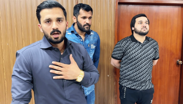 رجب بٹ کے قریبی دوستوں کی نازیبا ویڈیوز لیک ہوگئیں