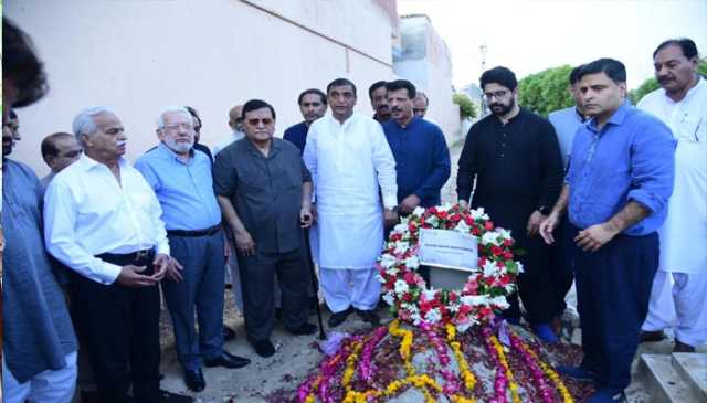 اسلام آباد کی ممتاز کاروباری شخصیات کے نمائندہ وفد کی گروپ لیڈر چکوال چیمبر قاضی محمد اکبر مرحوم کی قبر پرحاضری ، پھولوں کی چادر چڑھائی