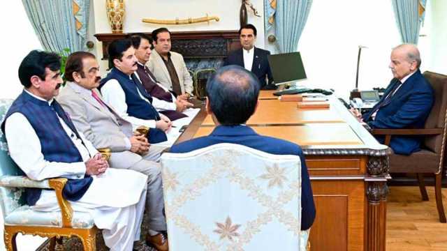 شہباز شریف سے گورنر خیبرپختونخوا کی ملاقات، ملکی صورتحال پر تبادلہ خیال