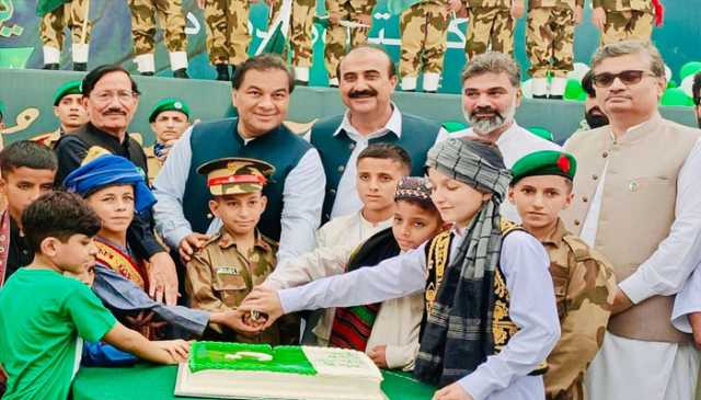 چیئرمین سی ڈی اے کا پاکستان سویٹ ہوم کا دورہ،بچوں کے ہمراہ 78ویں یوم آزادی کا کیک کاٹا