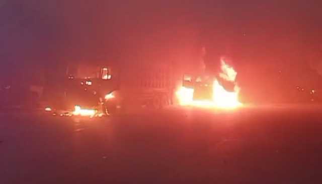 کراچی، ڈمپر نے بہن بھائی کو کچل دیا، والد زخمی، مشتعل شہریوں نے 7 ڈمپر جلا دیئے
