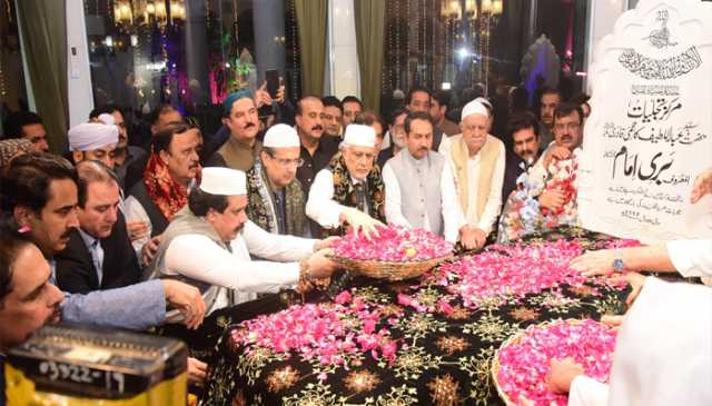 بری امام سرکار کے تین روزہ عرس کی تقریبات نورپورشاہاں میں شروع ،اسحاق ڈار، فیصل کریم کنڈی نے مزار پر چادر چڑھا کر عرس کا افتتاح کیا