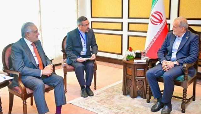ایرانی صدر سے اسحاق ڈار کی ملاقات، دوطرفہ تعلقات مزید مضبوط بنانے کا اعادہ