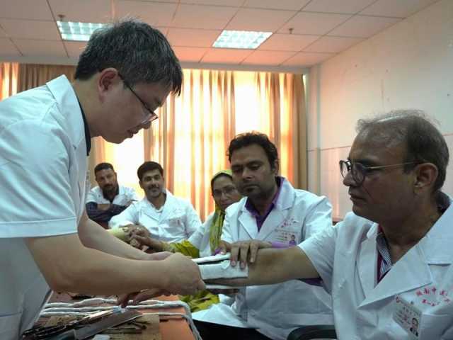 پاکستانی طبی کارکن چین میں روایتی چینی طب سیکھنے میں مصروف عمل