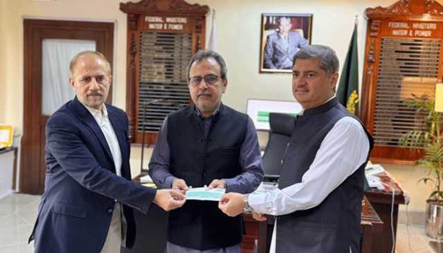 چیئرمین میپکو بورڈ نے سیلاب متاثرین کی مدد کے لئے 19ملین روپے کا چیک دے دیا
