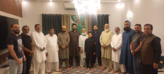 احبابِ فکر و عمل کے تنظیمی اجلاس کے بعد، میزبان عاطف حنیف کے ساتھ گروپ فوٹو