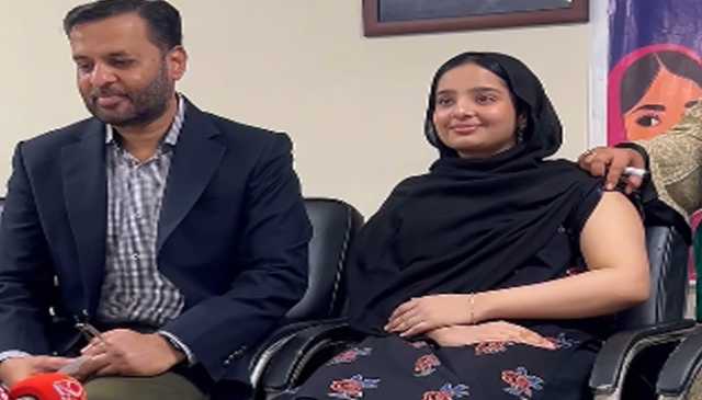 وزیر صحت مصطفیٰ کمال نے اپنی بیٹی کو سرویکل کینسر سے بچاؤ کی ویکسین لگوا دی