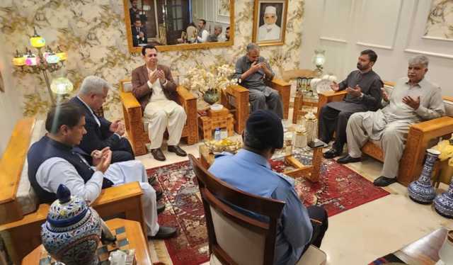 وزیرداخلہ محسن نقوی اور وزیرمملکت طلال چوہدری کی شہیدکیپٹن تیمورحسن کی رہائشگاہ آمد، فاتحہ خوانی کی