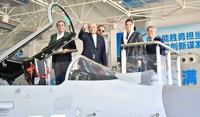 صدر مملکت کا جے 10سی طیارے بنانے والے ایئرکرافٹ کمپلیکس کا تاریخی دورہ
