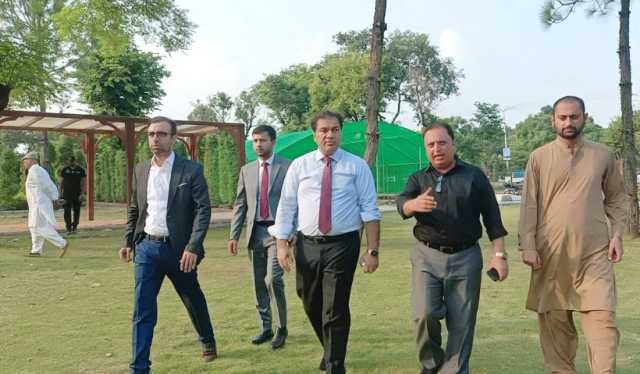 چیئرمین سی ڈی اے محمد علی رندھاوا کا پارک روڈ پر قائم ماڈل نرسری کا دورہ، مختلف سیکشنز کا معائنہ کیا
