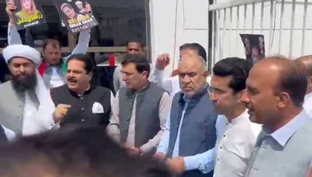 پی ٹی آئی کا قومی اسمبلی اجلاس کا بائیکاٹ، پارلیمنٹ کے باہر اپنی اسمبلی لگا لی