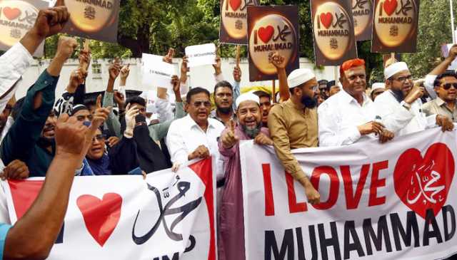 بھارت میں آئی لو محمد ۖ کہنا بھی جرم بنا دیا گیا، بریلی میں پولیس مسلمانوں پر ٹوٹ پڑی