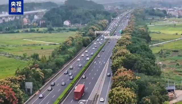 چین کے قومی دن اور وسط خزاں تہوار کی تعطیلات کے دوسرے روز سفری سرگرمیوں میں اضافے کا رجحان برقرار