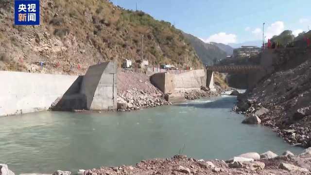 بالاکوٹ ہائیڈرو پاور پروجیکٹ کے ڈیم میں دریا کے بہاؤ کو روکنے کا کام کامیابی سے مکمل
