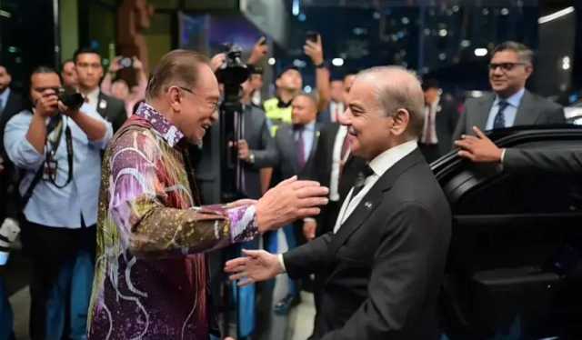 وزیراعظم سرکاری دورے پر ملائیشیا پہنچ گئے، مختلف معاہدوں اور مفاہمتی یادداشتوں پر دستخط متوقع