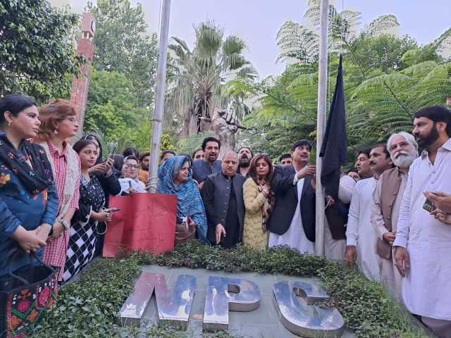 نیشنل پریس کلب پر اسلام آباد پولیس کے حملے کے خلاف پریس کلب پر سیاہ پرچم لہرایا گیا اور احتجاجی ریلی نکالی گئی