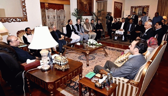 وزیراعظم آزاد کشمیر کے خلاف عدم اعتماد کا فیصلہ کن مرحلہ، پیپلزپارٹی کی بڑی بیٹھک آج ہوگی