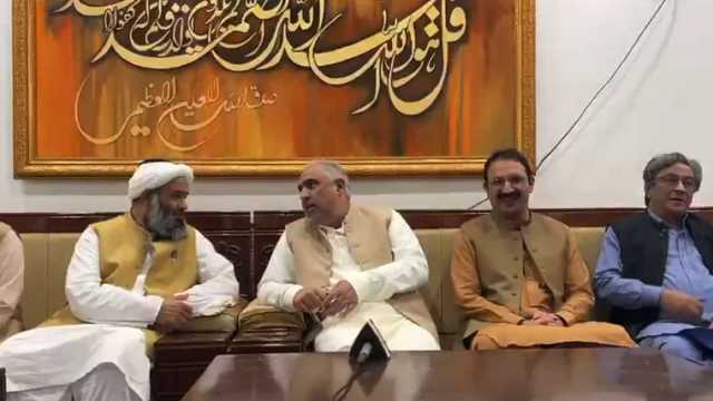 وزیراعلی خیبرپختونخوا کا انتخاب: پی ٹی آئی اراکین حمایت کیلئے جے یو آئی مرکز پہنچ گئے