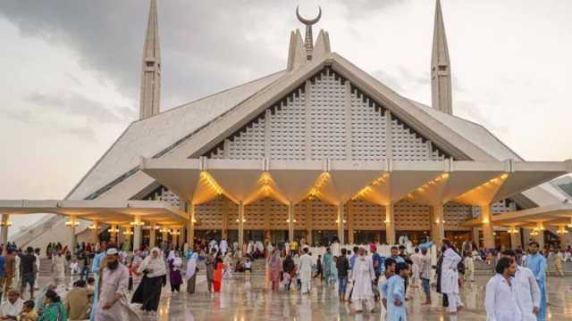 فیصل مسجد میں نامناسب لباس میں داخلے، ویڈیوز بنانے پر پابندی کی درخواست پر نوٹس