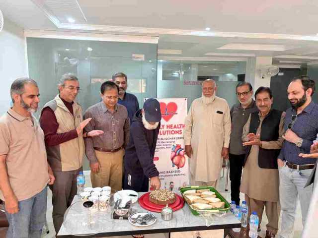 بحریہ انکلیو میں معروف کالم نگار خالد منصور ایرانی اور ریٹائرڈ فوجی افسران کے تعاون سے جدید کلینک کا افتتاح