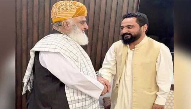 جے یو آئی کے مرکزی رہنما فرخ کھوکھر کو پولیس نے حراست میں لے لیا، گرفتاری کے کچھ دیر بعد رہا