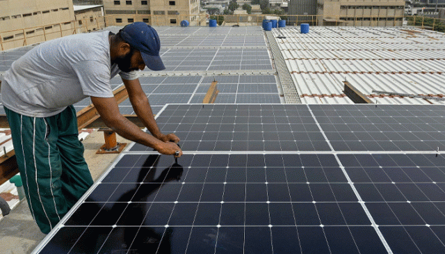 چین پاکستان میں “روف ٹاپ سولرانرجی” کے انقلاب کو آگے بڑھا رہا ہے، برطانوی میڈیا