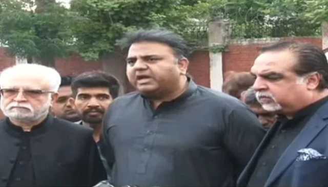 پی ٹی آئی کے سابق رہنما متحرک، اسحاق ڈار، ایاز صادق اور فضل الرحمان سے ملاقاتوں کا فیصلہ