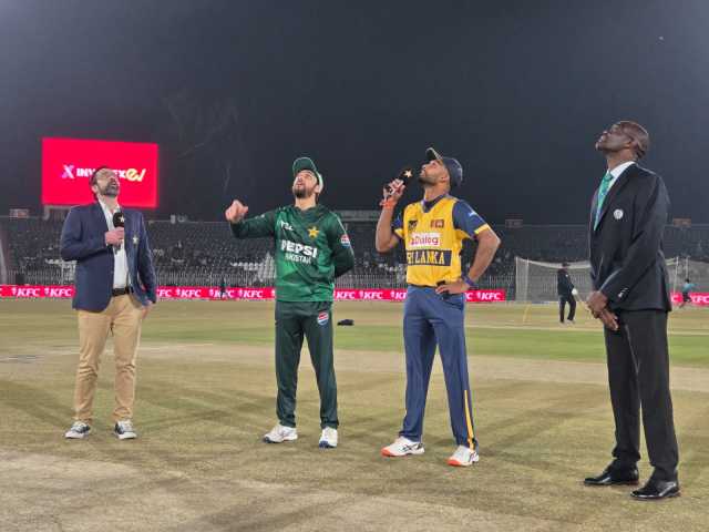 سہ ملکی ٹی ٹوئنٹی سیریز، سری لنکاکا پاکستان کیخلاف ٹاس جیت کر بیٹنگ کا فیصلہ