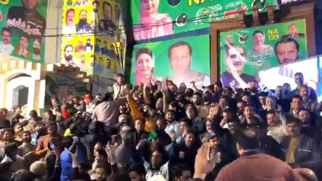 ضمنی انتخابات: ن لیگ نے میدان مار لیا، کارکنوں کا جشن، بھنگڑے، مٹھائیاں تقسیم