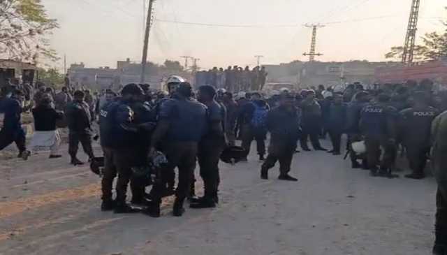 عمران خان سے ملاقات کیلئے علیمہ خان کا اڈیالہ روڈ پر دھرنا، بڑی تعداد میں کارکنان جمع، نعرے بازی