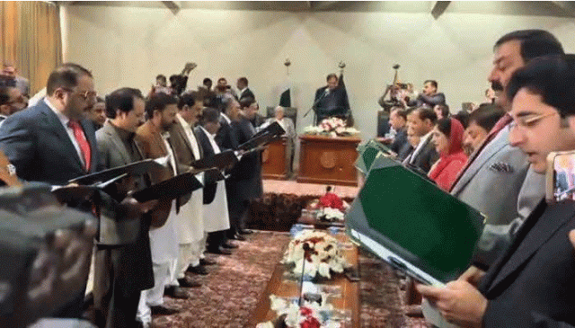 آزاد جموں کشمیر کی 18 رکنی کابینہ نے اپنے عہدوں کا حلف اٹھالیا