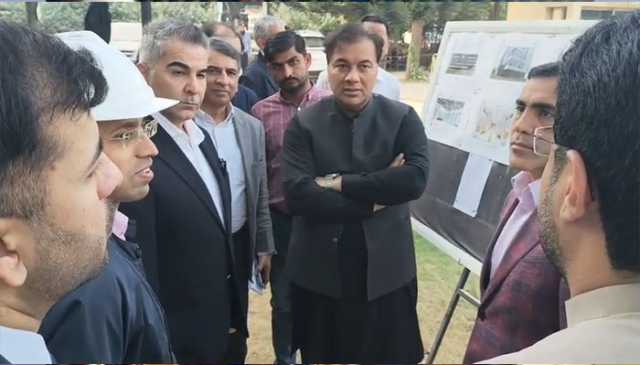 چیئرمین سی ڈی اے کا آذربائجان کے وفد اور متعلقہ افسران کے ہمراہ آسان خدمت مرکزبلڈنگ جی نائن کا دورہ