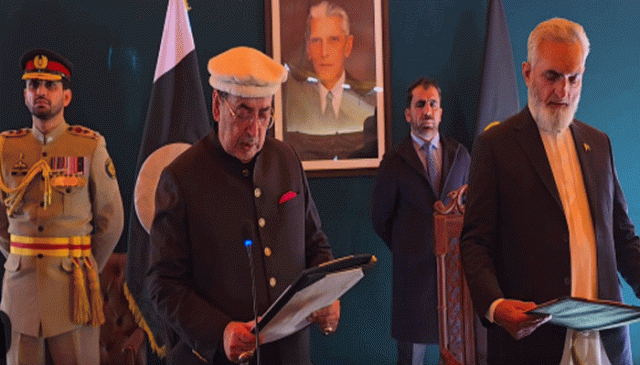 نگران وزیر اعلیٰ گلگت بلتستان جسٹس (ر) یار محمد ناصر نے حلف اٹھا لیا