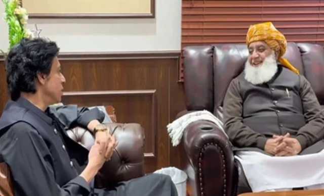 آئینی ترمیم پر مشاورت کیلئے سینیٹر فیصل واوڈا کی فضل الرحمان کی رہائش گاہ آمد