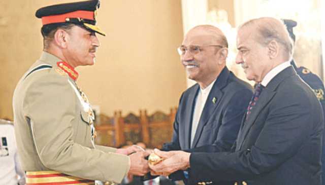 ستائیسویں آئینی ترمیم ،فیلڈ مارشل کاعہدہ آئینی بنانے کیلئے آرٹیکل243میں ترمیم کی جائیگی،حکومتی ذرائع