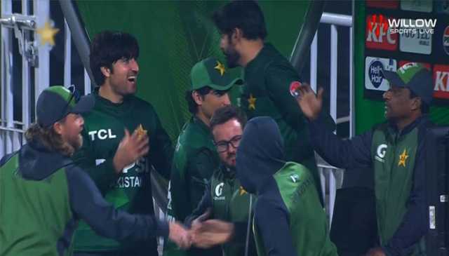 پاکستان نے زمبابوے کو یک طرفہ مقابلے میں شکست دے کر سہ فریقی سیریز کے فائنل میں جگہ بنالی، عثمان طارق کی ہیٹرک