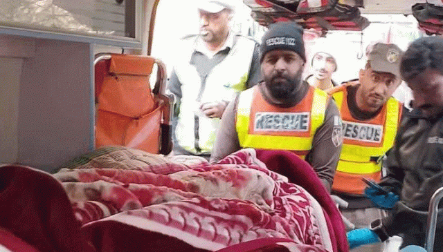 ایبٹ آباد: مسافر وین کھائی میں گرنے سے باپ بیٹے سمیت 5 افراد جاں بحق