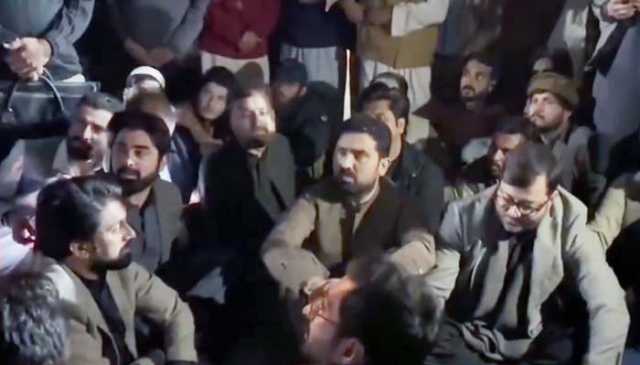 وزیراعلی خیبرپختونخوا سہیل آفریدی نے عمران خان سے ملاقات نہ کرانے پر فیکٹری ناکے پر دھرنا دیدیا