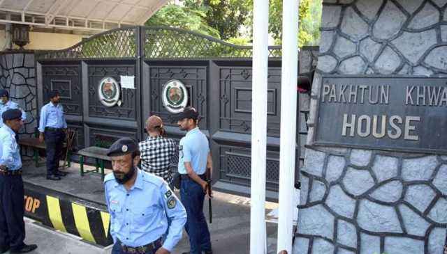 پی ٹی آئی رہنماؤں کے وارنٹ گرفتاری کا معاملہ، اسلام آباد پولیس کے پی ہاؤس پہنچ گئی